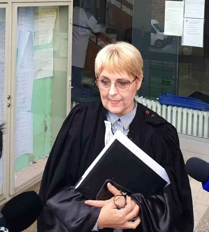 Maria Vasii, avocat în robă, lângă instanță