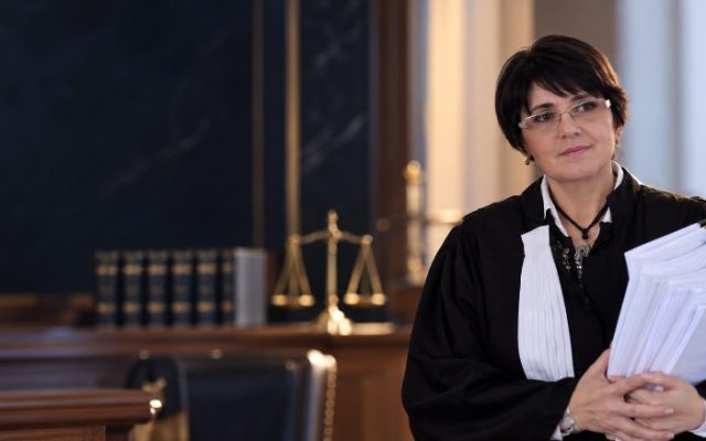 Maria Vasii, avocat în robă, cu dosare — ilustrare practică judiciară